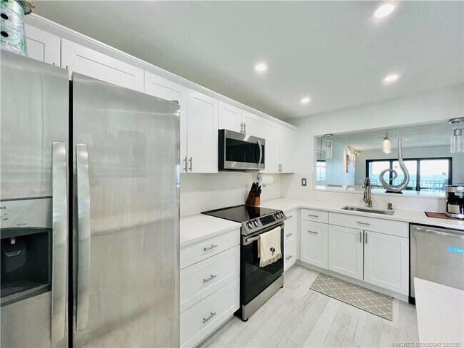 Building Photo - 9400 S Ocean Dr