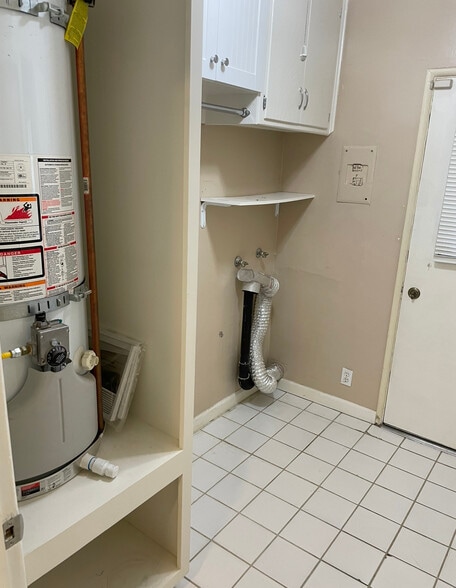 Laundry hook ups - 2540 W Ramona Rd