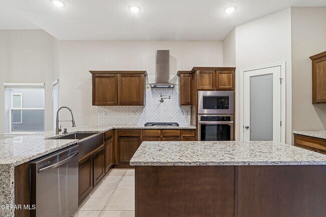 Building Photo - 916 Keenland Ave