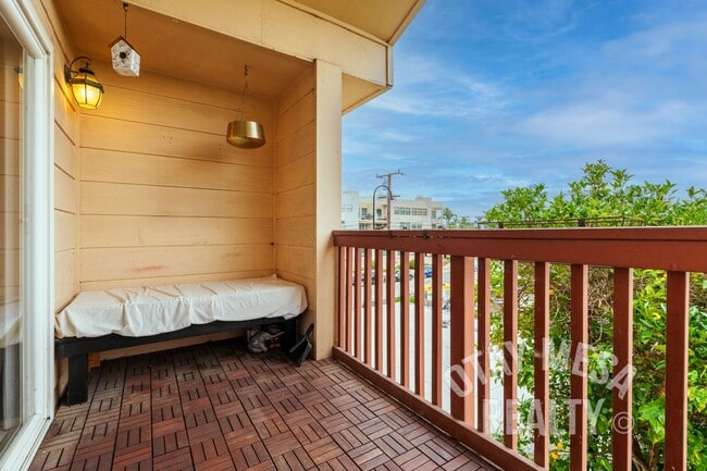 Building Photo - Fully Furnished 2BD/1BA Condo – Ideal for Traveling Professionals