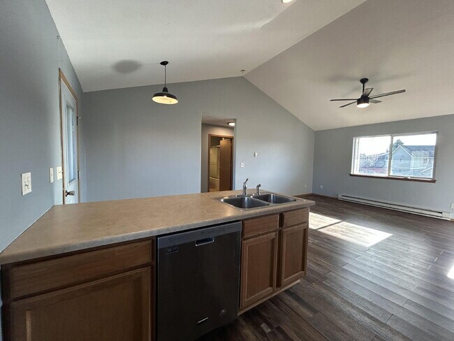 Building Photo - 2 Bed / 1 Bath Upstairs Condo with Garage. Convenient location