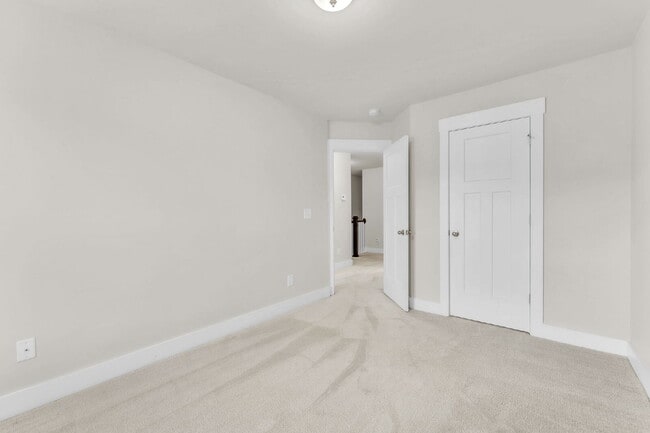 Building Photo - Beautiful 3 BR, 2.5 BA Townhome in highly ...