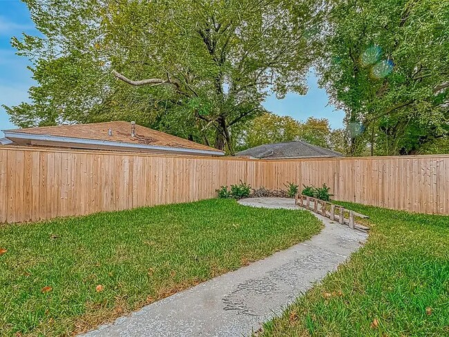 Building Photo - 3820 Tuam St