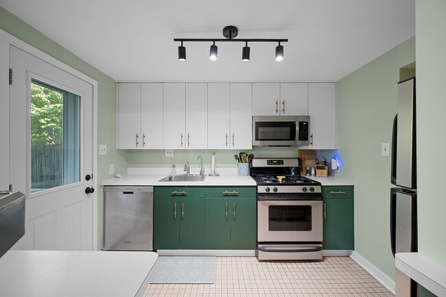 Building Photo - Furnished Rental in Shadyside