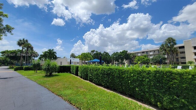 Building Photo - 2410 Deer Creek Country Club Blvd