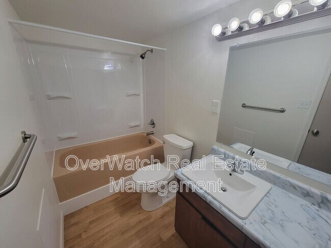 Building Photo - 3405 Oregon Dr