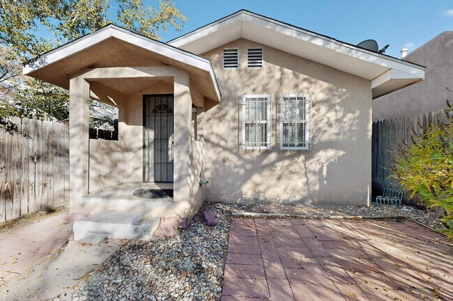 Building Photo - Historic Bungalow House 2/bd 1/ba 730/sf