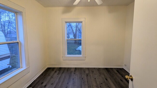 Building Photo - 717 Young Ave