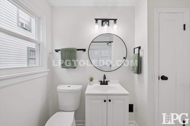 Building Photo - 2736 Northwood Ave