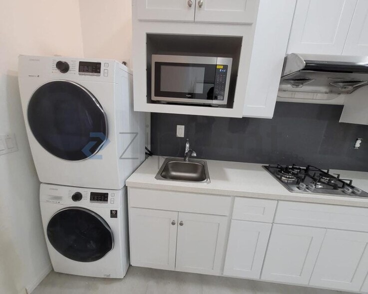 Building Photo - Unit 2