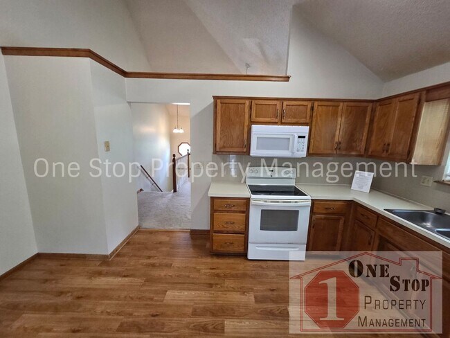 Building Photo - Spacious 3 bedroom, 2 bathroom duplex in Kansas City North!