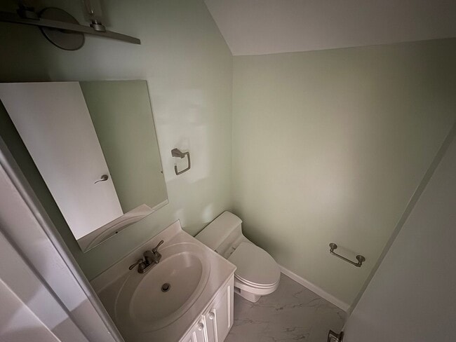 Building Photo - Spacious And Elegant 4 Bed 3 Bath Home Wit...