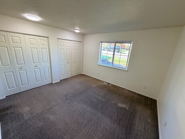 Building Photo - Two Bedroom Duplex in South Salem