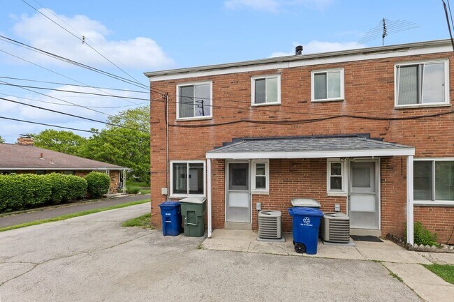 Building Photo - 723 Village Dr
