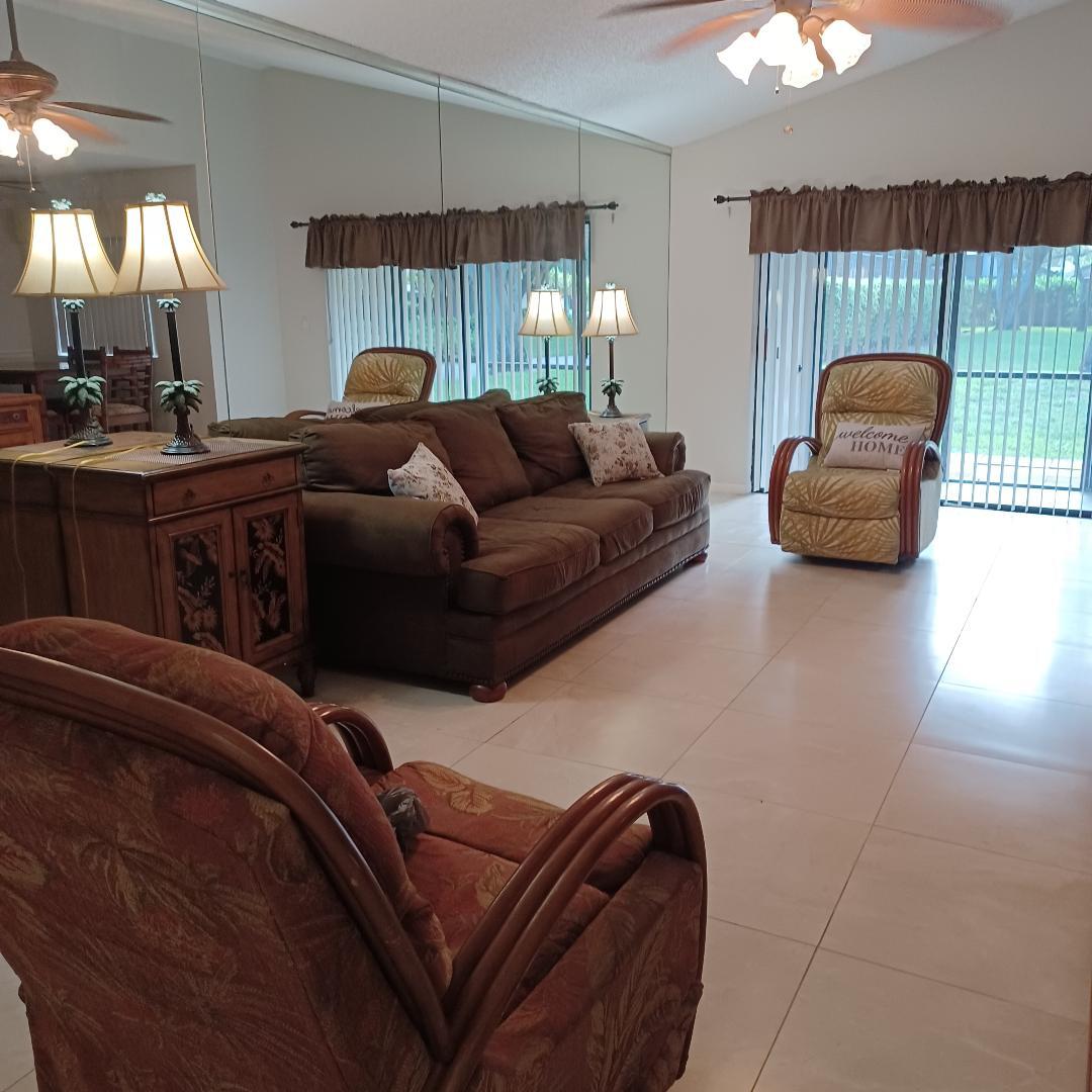 Large great room - 3940 Arelia Dr S