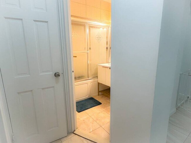 Building Photo - 420 W 206th St