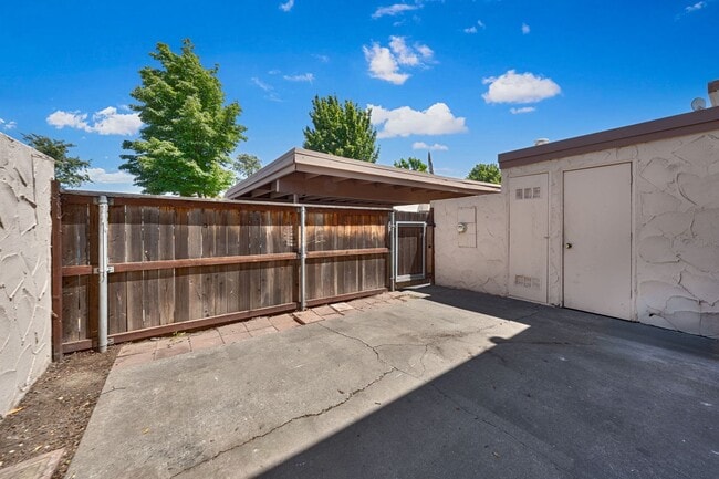Building Photo - Beautifully Updated 3-Bed Townhome in Carm...