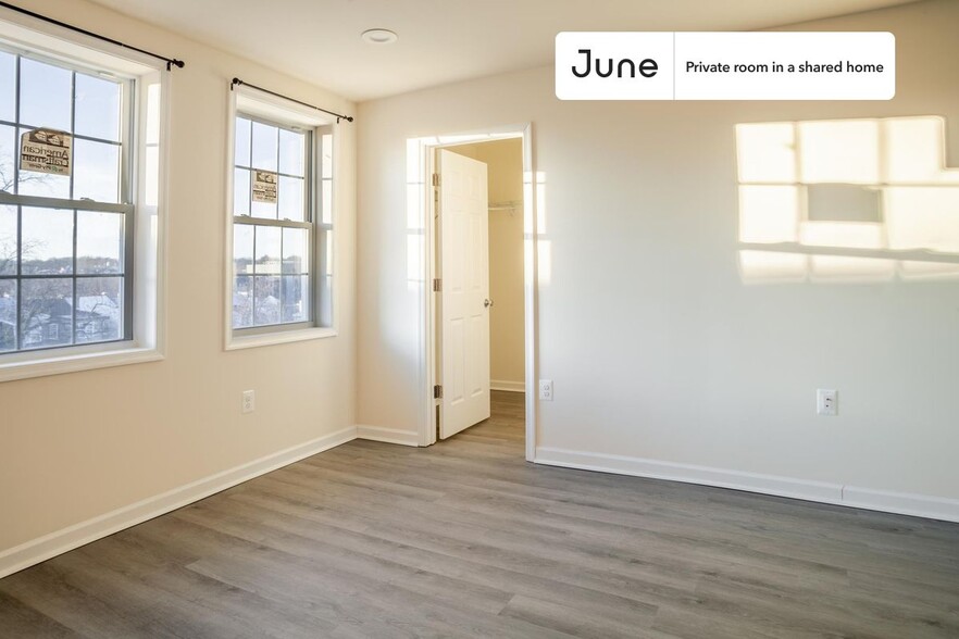 Building Photo - Private bedroom in 4 bed/3.5 bath Home