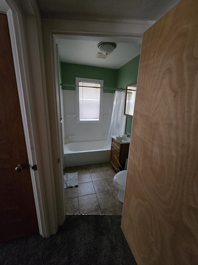 Building Photo - 323 Cherokee Ln