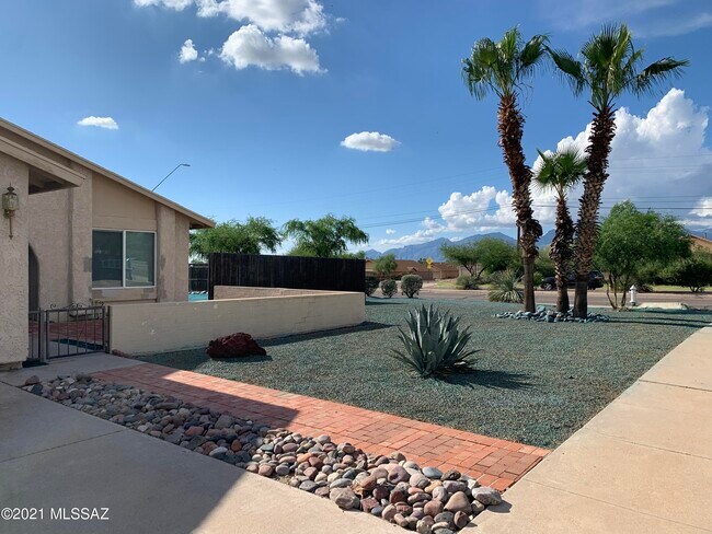 Building Photo - 2602 S Black Moon Dr