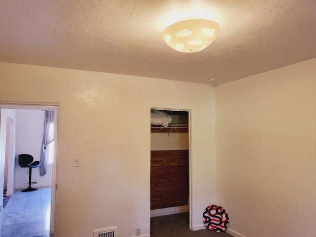 Building Photo - Charming Single Family Home