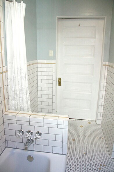 Building Photo - 20 E Eager St