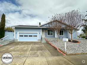 Building Photo - Beautifully Updated Petaluma Home with Spa...