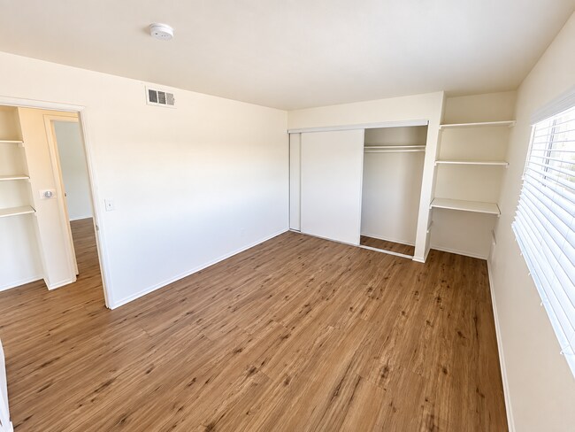 Building Photo - 11441 Oxnard St