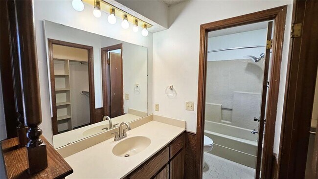 Building Photo - 9005 Tracy Dr