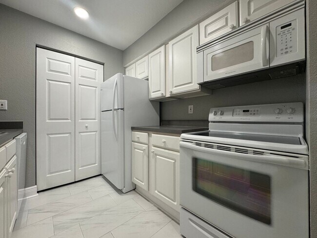 Building Photo - Newly Renovated 2/1 Condo ~ Gated Community near Tuskawilla!