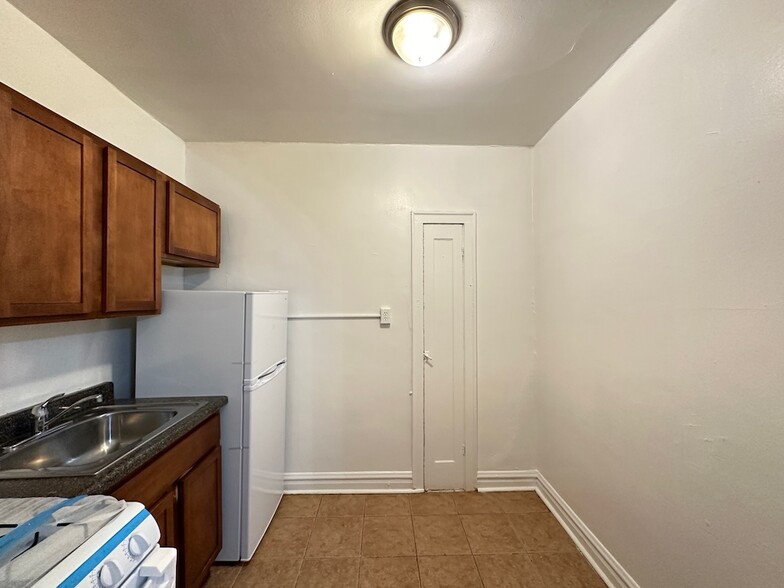 Building Photo - 4842 N Damen Ave