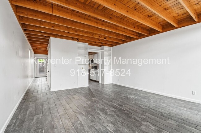 Building Photo - 2 Bed 2.5 Bath Right off Cherry Street!!
