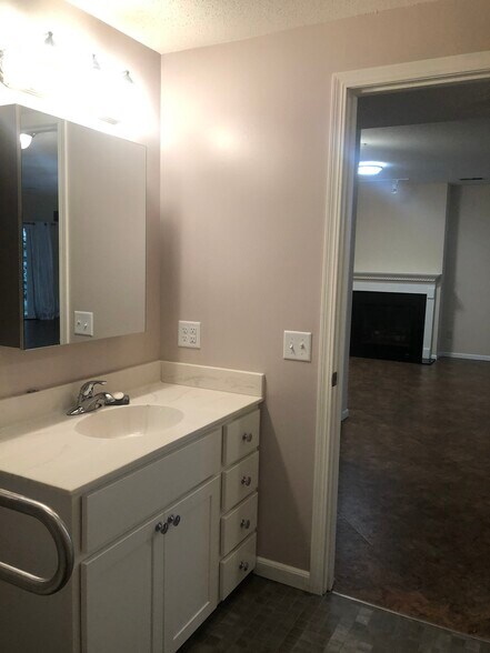 Building Photo - 1680 Oakbrooke Ct