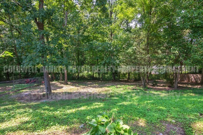 Building Photo - 313 Maple Way