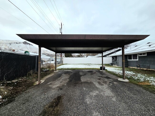 Building Photo - 1231/1233 Montana St. Duplex