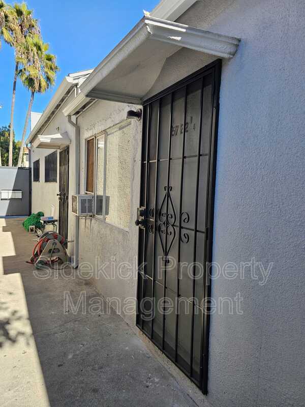 Building Photo - 5722 1/4 Beverly Blvd