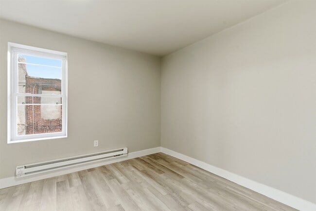 Building Photo - 662 N Yewdall St