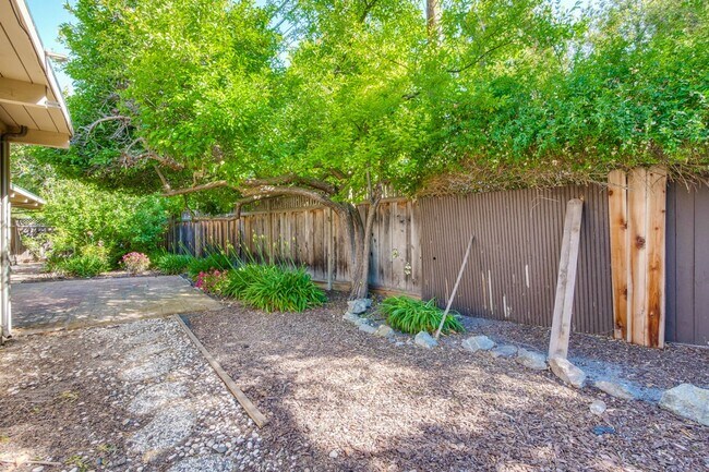 Building Photo - Mountain View Home l Spacious Open Layout Bright and Private Yard