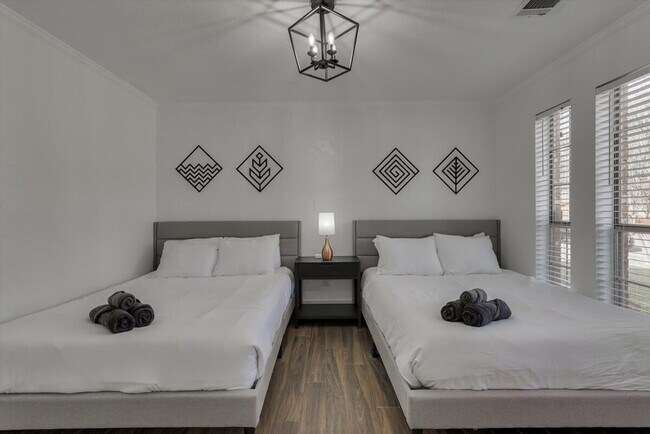 Building Photo - 516 Maywood Ln