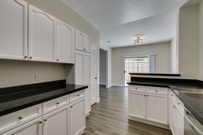 Building Photo - Modern 2-Bedroom Green Valley Townhome