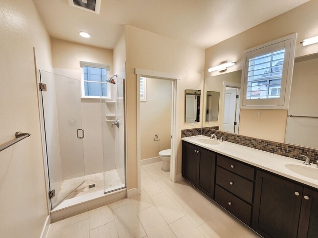 Building Photo - Modern 3 bed 2.5 bath townhome