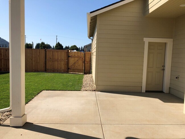 Building Photo - Beautiful newer 4 bedroom house in Coburg!