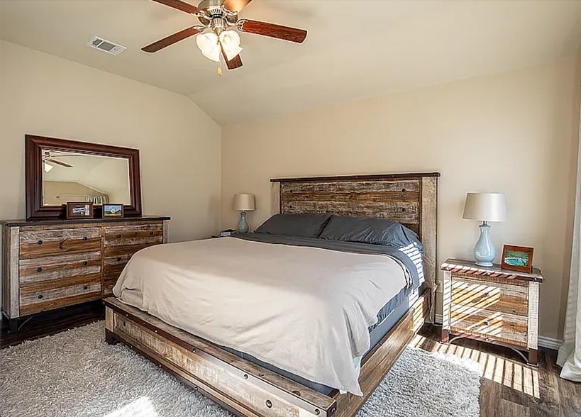 Building Photo - Room in House on Deadwood Ln