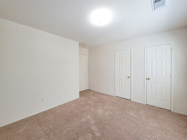 Building Photo - 5746 Roehampton Ct