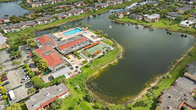 Building Photo - 227 Lake Meryl Dr
