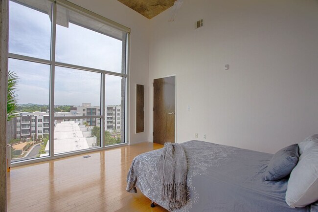Building Photo - 2115 Yeaman Pl