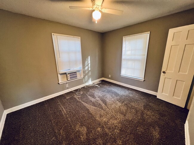 Building Photo - 2304 S Hall Rd