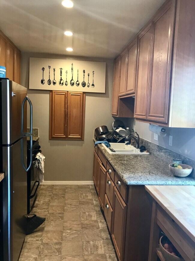 Building Photo - 3 bedroom / 2 bath upstairs unit in the heart of Hillcrest!
