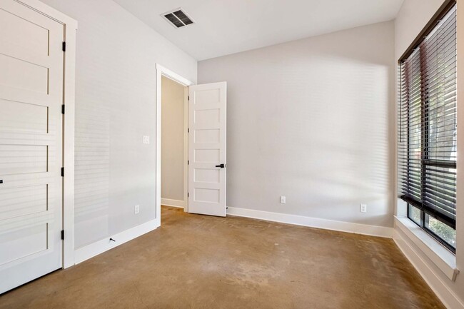 Building Photo - Stunning Modern Home in Desirable 78704 Ne...