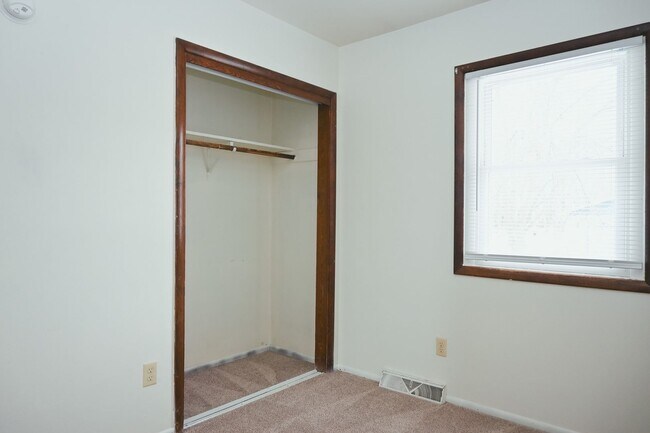 Building Photo - *COMING SOON* Gorgeous 5 Bed 2 Bath Home f...